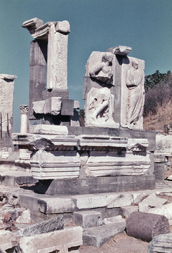 Vorschaubild Domitiansplatz, Monument des Gaius Memmius